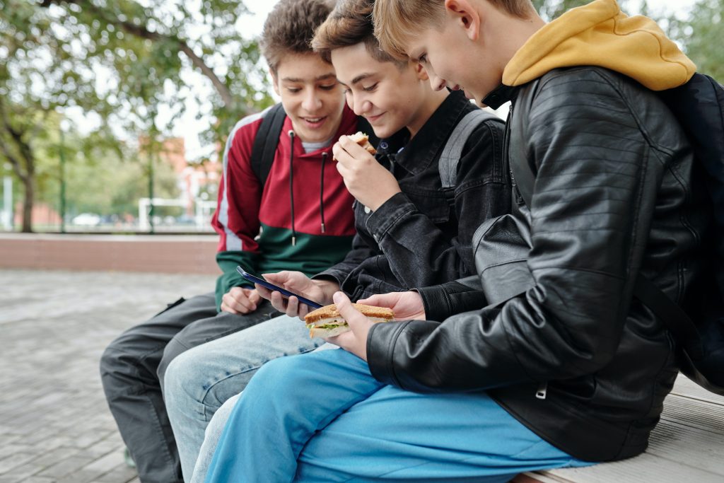 Zbog loše posture i položaja ruke dok u ruci drže mobitel satima, djeca mogu oboljeti od tinejdžerskog tendinitisa.  
Foto: Pexels